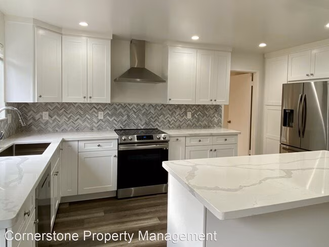 884 Lusterleaf Dr photo 3