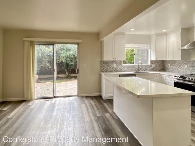 884 Lusterleaf Dr photo 4