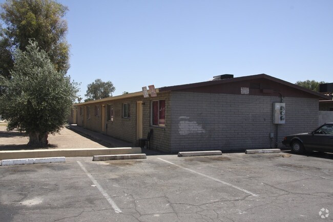 Desert Crown Apartment Homes photo 2