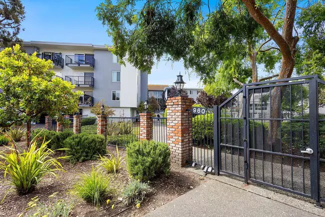 960 Shorepoint Ct Alameda, CA 94501 photo 2