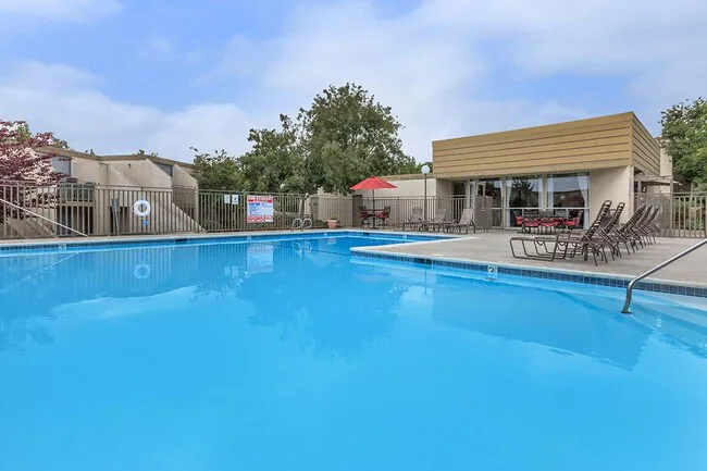 Modern Living at Heatherwood Apartments | Spacious 1 & 2 Bedroom Apartment Homes in La Mesa, CA! photo 4