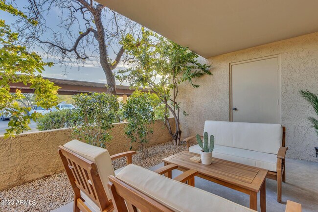 8649 E Royal Palm Rd Scottsdale, AZ 85258 photo 3