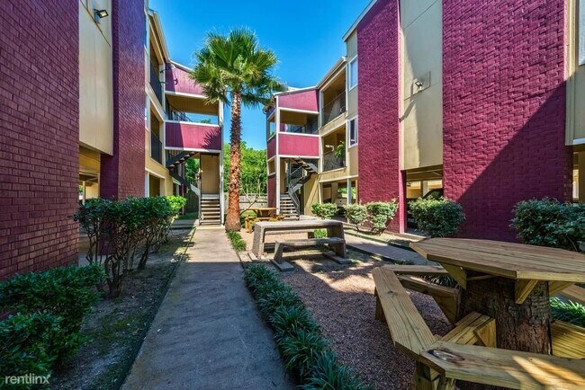 3030 S Broadway St La Porte, TX 77571 photo 4