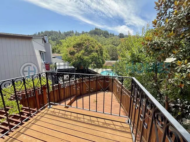 11 Glen Dr Fairfax, CA 94930 photo 3
