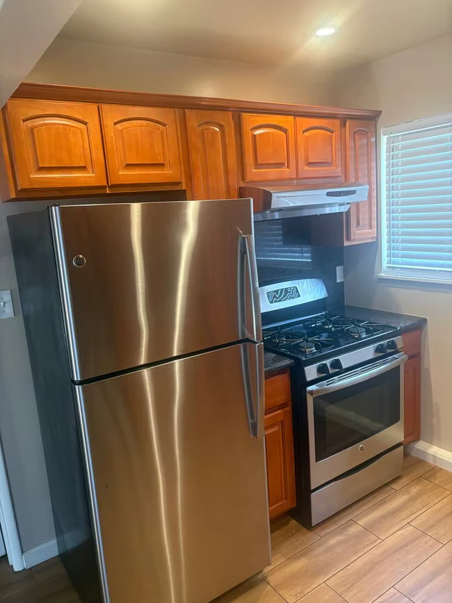 961 Yerba Buena Ave Oakland, CA 94608 photo 4