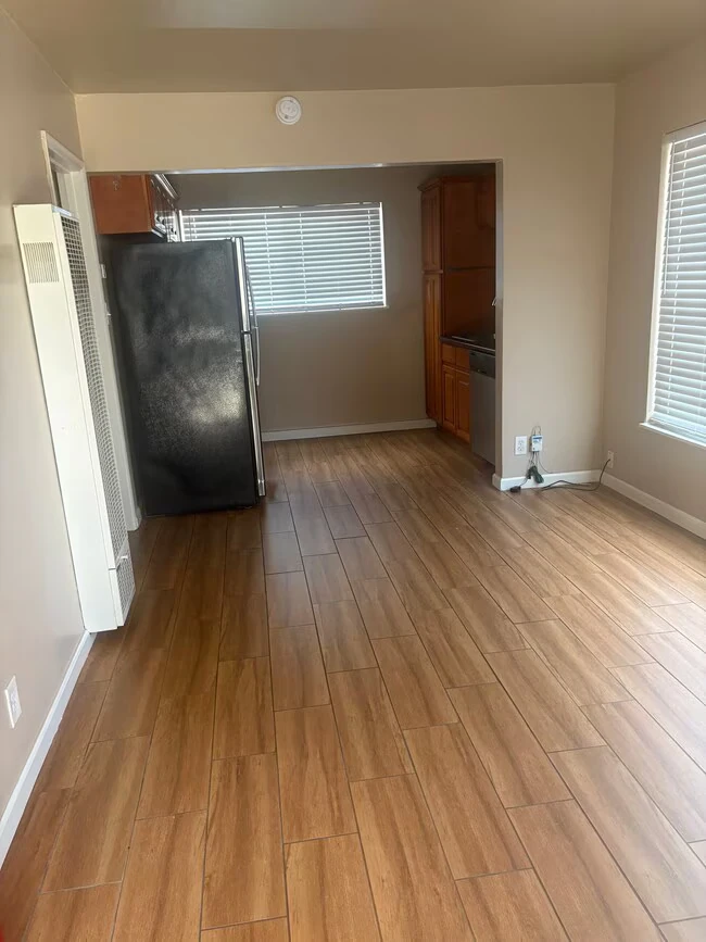 961 Yerba Buena Ave Oakland, CA 94608 photo 3