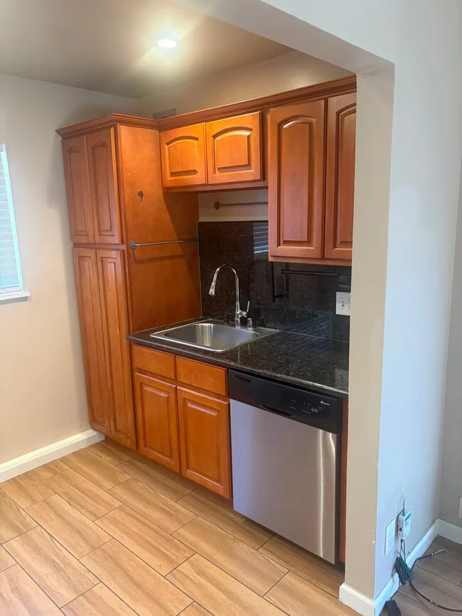 961 Yerba Buena Ave Oakland, CA 94608 photo 5
