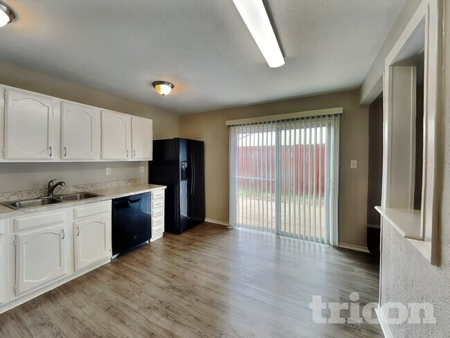 7541 Christie Lane, Dallas, TX 75249 photo 4