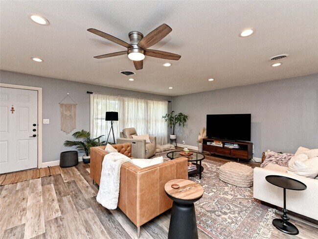 1708 Princeton Ave Austin, TX 78757 photo 3