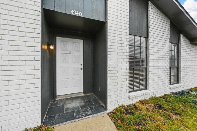 4940 Watkins Drive, The Colony, TX 75056 photo 3
