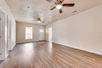 2818 Oakdale St Dallas, TX 75215 photo 4