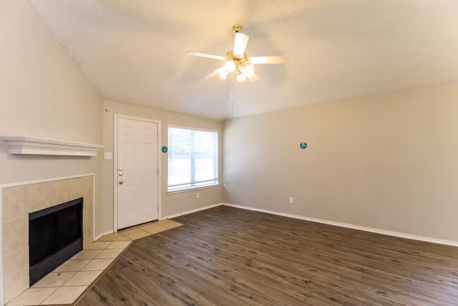833 Beaver Creek Drive, Burleson, TX 76028 photo 5