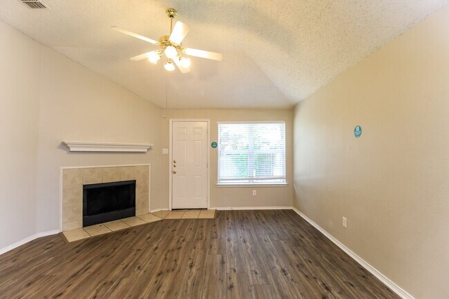 833 Beaver Creek Drive, Burleson, TX 76028 photo 4