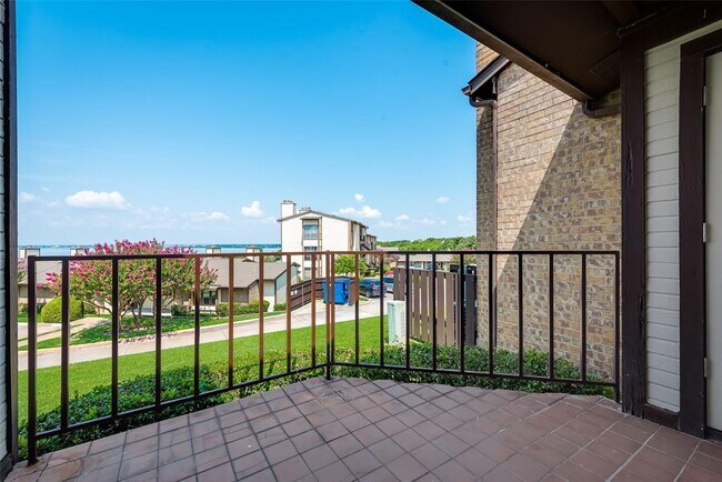 125 Henry M Chandler Drive, Rockwall, TX 75032 photo 2
