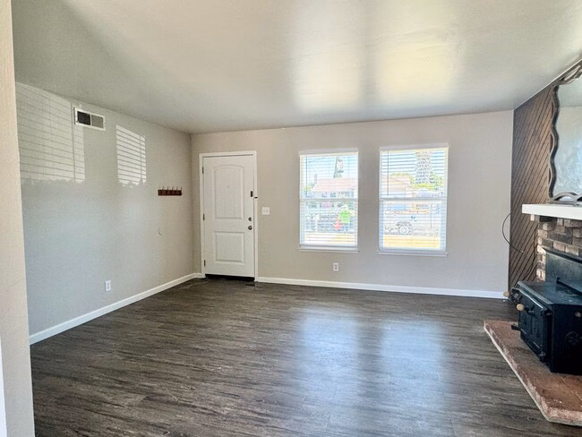 305 Ensign Court, Pittsburg, CA 94565 photo 5