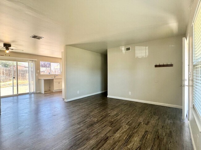 305 Ensign Court, Pittsburg, CA 94565 photo 4