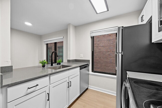 2300 Elliott photo 5