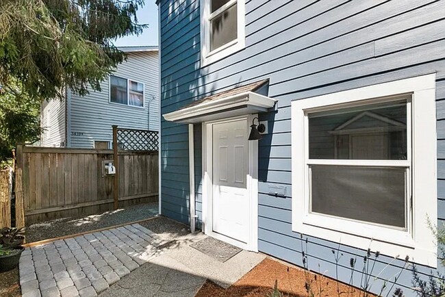 3439 33rd Ave W Seattle, WA 98199 photo 3