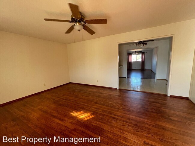 21 E Madill St photo 3
