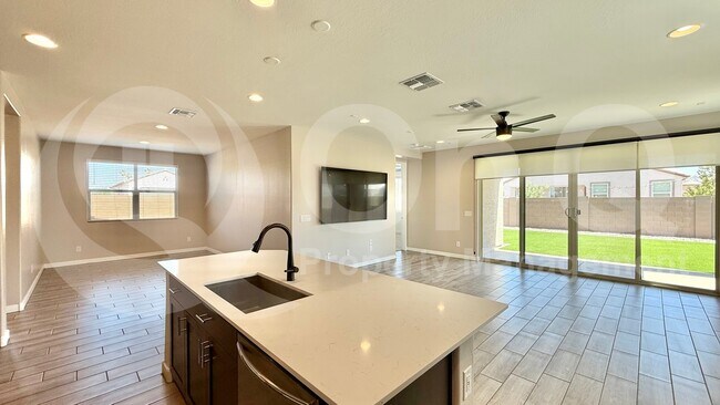 2323 W Grenadine Rd Phoenix, AZ 85041 photo 4