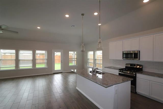 13068 Yellowstone Way, Providence Village, TX 76227 photo 2