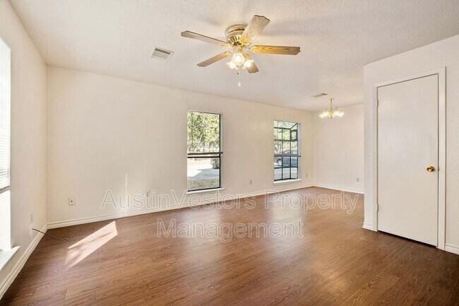 115 S Frio St Lockhart, TX 78644 photo 3