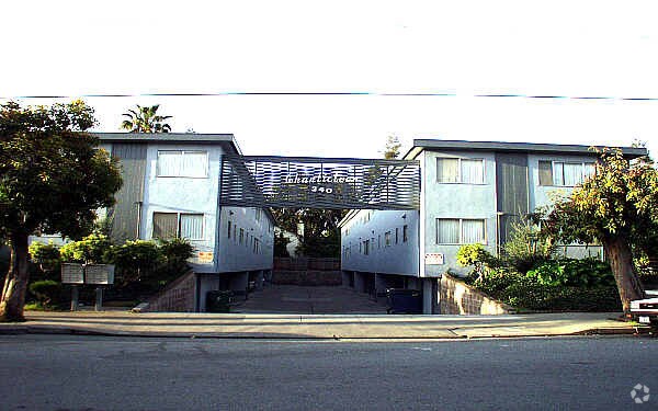 Chanticleer Apartments photo 2