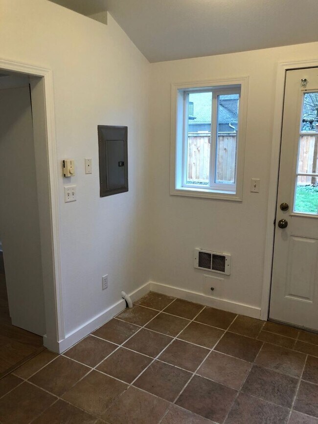 846 NE 88th St Seattle, WA 98115 photo 4