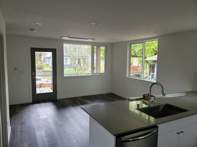 4709 8th Ave NE Seattle, WA 98105 photo 2