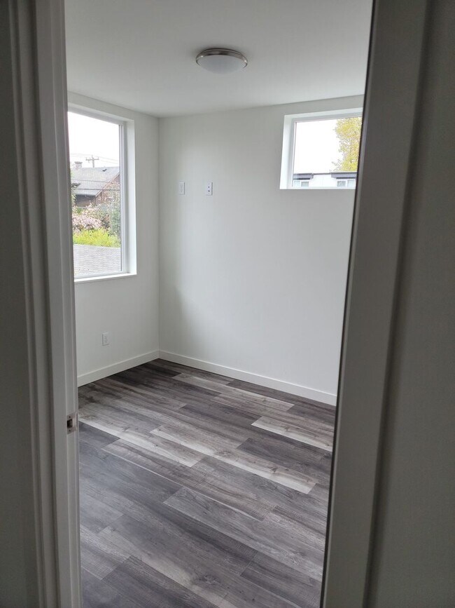 4709 8th Ave NE Seattle, WA 98105 photo 4