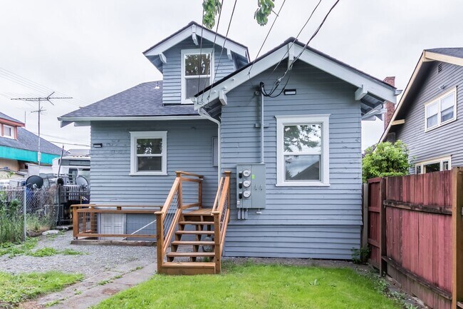 Adorable home with 3 Units in Tacoma photo 4