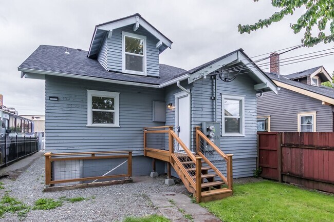Adorable home with 3 Units in Tacoma photo 3