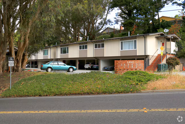 2850 Sneath Ln Apts photo 2
