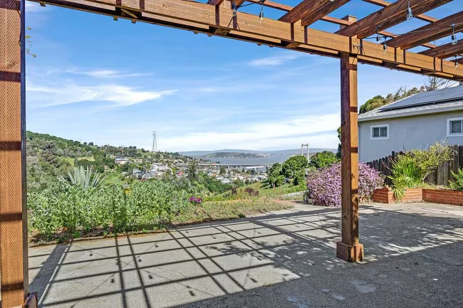 One Level Home Crockett, Magnificent Views photo 4