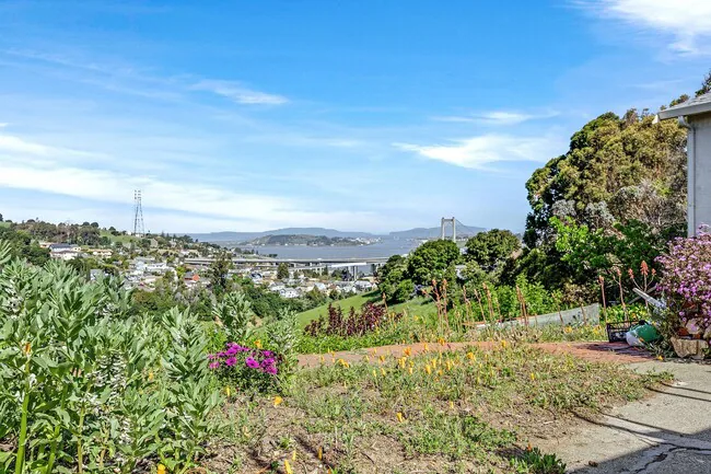 One Level Home Crockett, Magnificent Views photo 3
