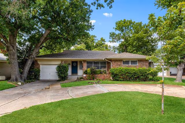 704 Downing Dr Richardson, TX 75080 photo 2