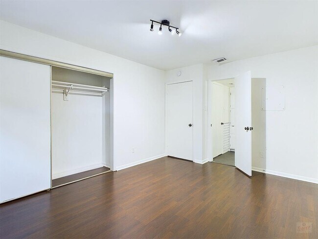 Allendale Condominiums photo 5