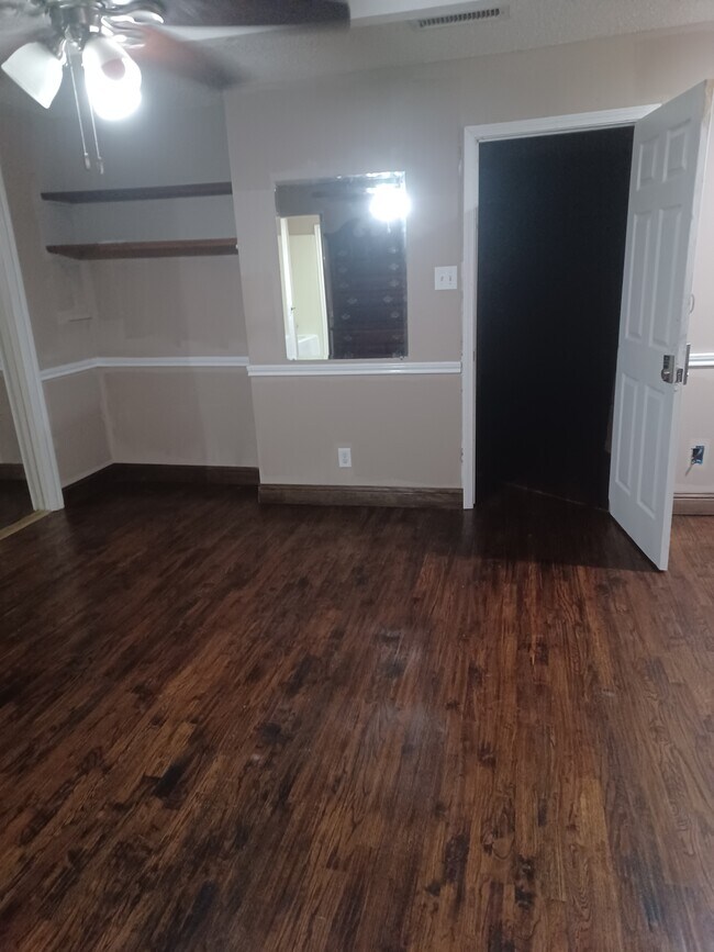 3439 Racquet Club Dr Grand Prairie, TX 75052 photo 3
