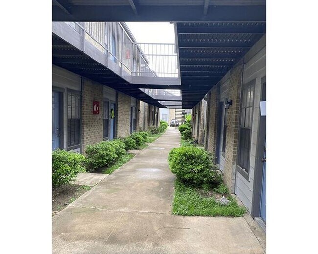 124 S Roberts Cut Off Rd Fort Worth, TX 76114 photo 4