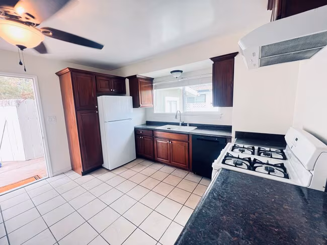 428 S Date St Escondido, CA 92025 photo 4
