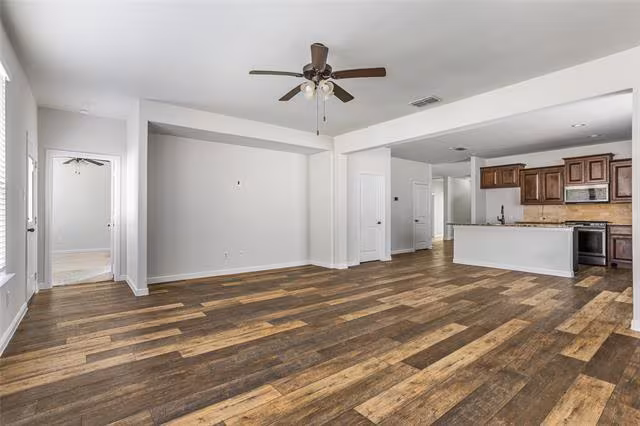 1111 Burlingame Dr Cleburne, TX 76031 photo 4