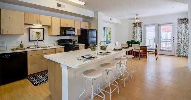 1011 S Frio St San Antonio, TX 78207 photo 5
