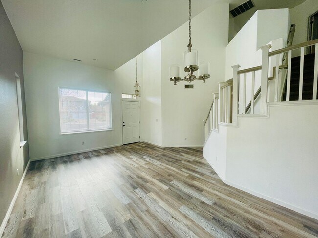 Stunning SOLAR Home with Heated Pool / Spa tub. photo 2