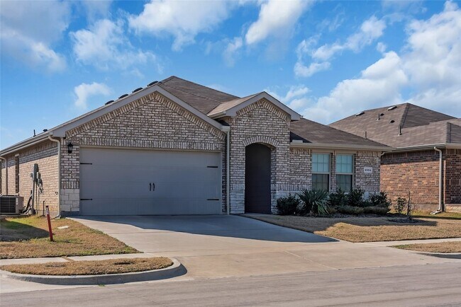 1924 Willow Creek Road, Lancaster, TX 75146 photo 3