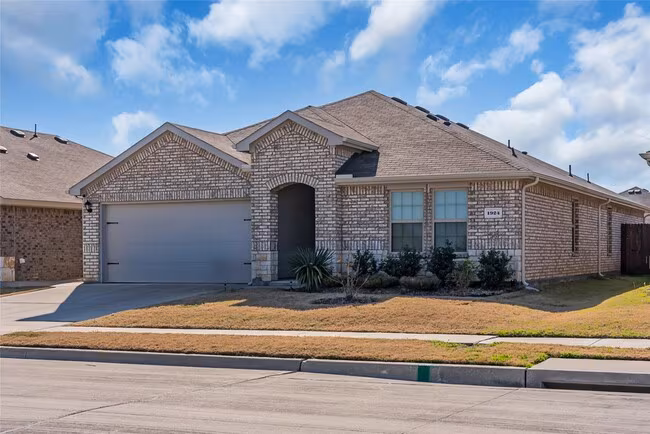 1924 Willow Creek Road, Lancaster, TX 75146 photo 2