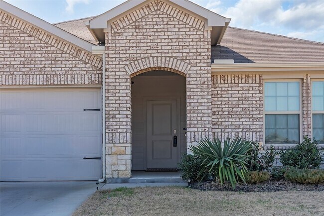 1924 Willow Creek Road, Lancaster, TX 75146 photo 4