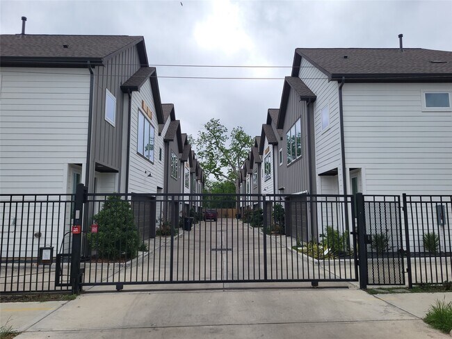 240 Julia Street, Houston, TX 77022 photo 2