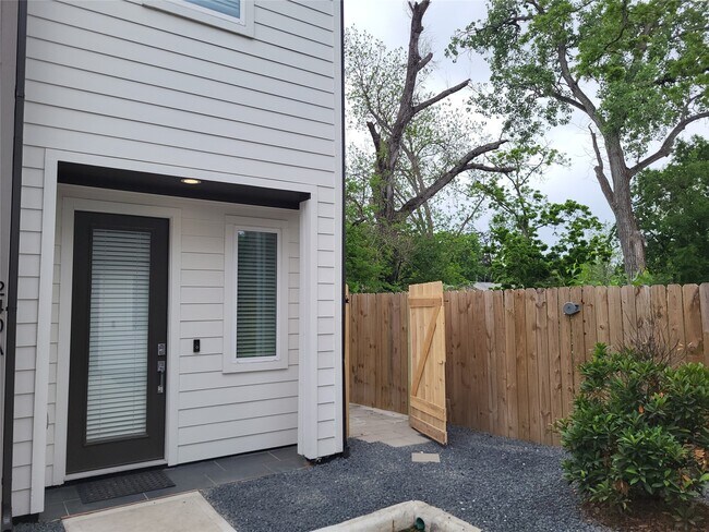 240 Julia Street, Houston, TX 77022 photo 3