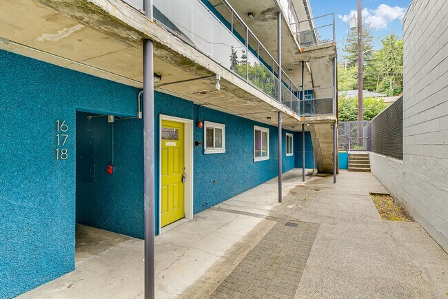 Awesome Upper Floor 1bed 1bth Minutes to Mt. Baker Light Rail photo 2