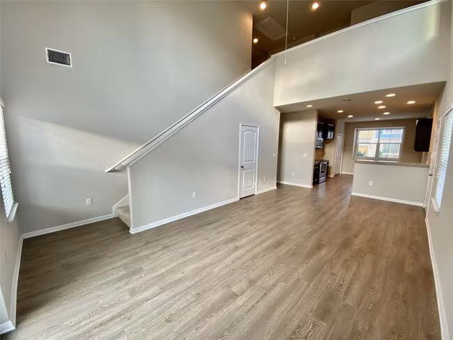 516 E Slaughter Ln Austin, TX 78744 photo 2
